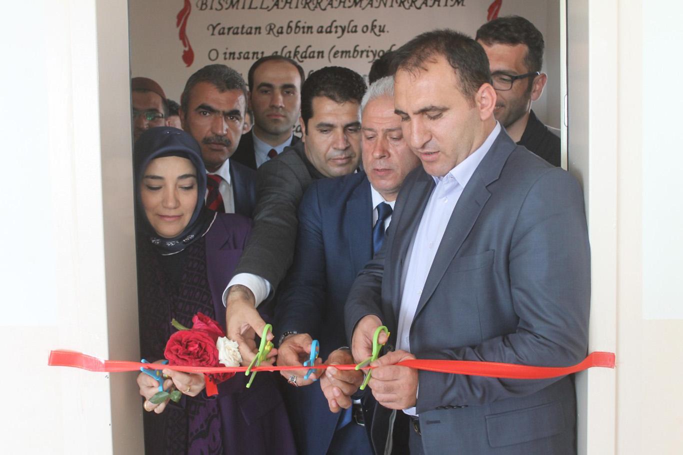 Köy okuluna bin 500 kitaplık kütüphane açıldı Köy okuluna bin 500 kitaplık kütüphane açıldı